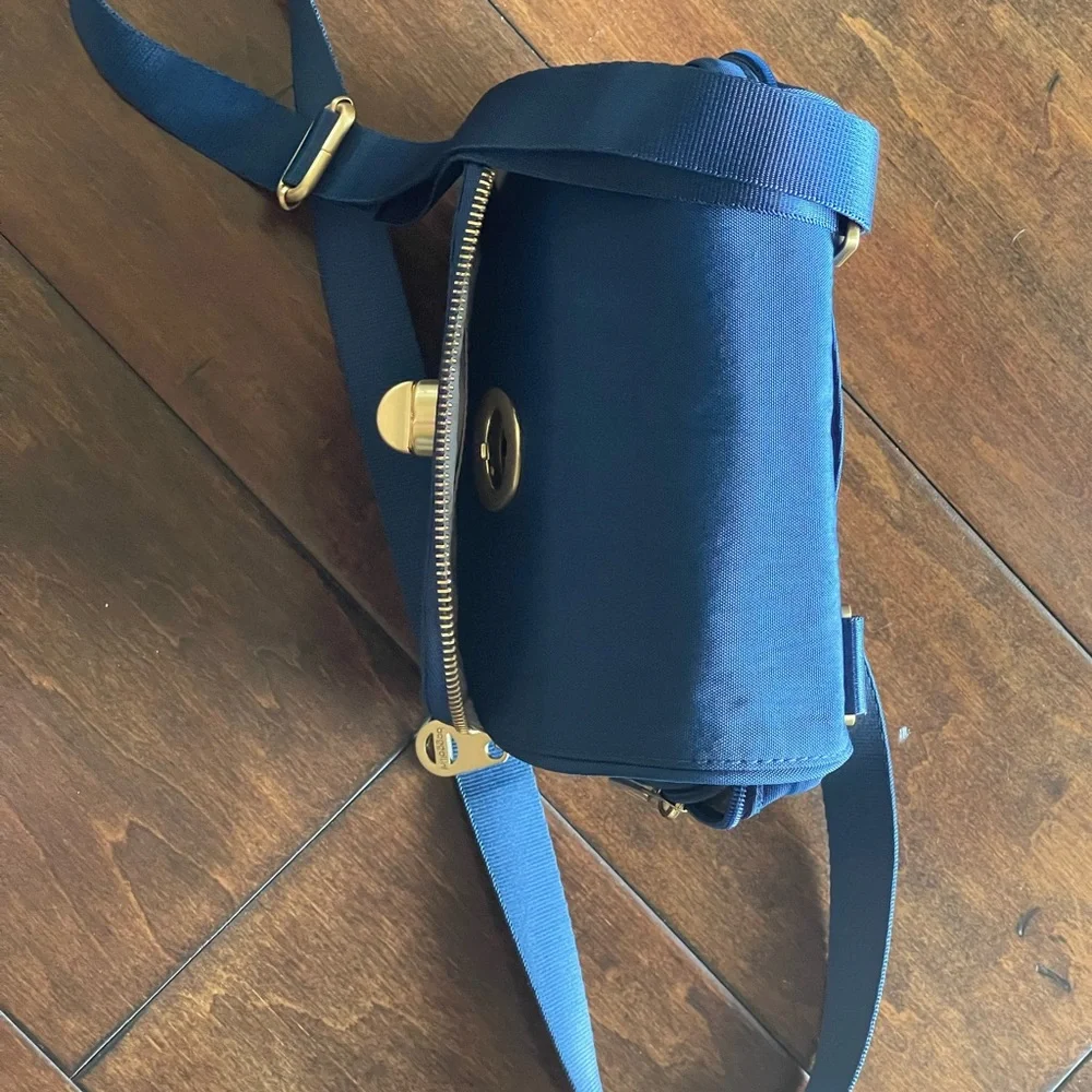 Baggallini crossbody blue color. Pockets with zippers and secure turn latch. - Picture 7 of 12